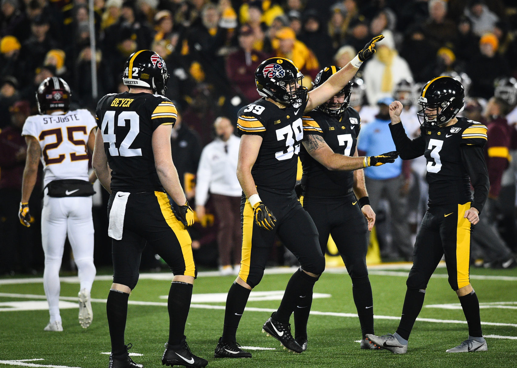111619-qct-spt-iowa-minn-foot-154a.jpg